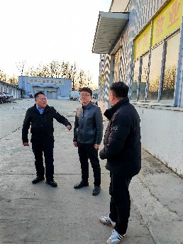 到扶贫村调研.jpg