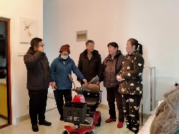 四支部慰问困难群众2.jpg